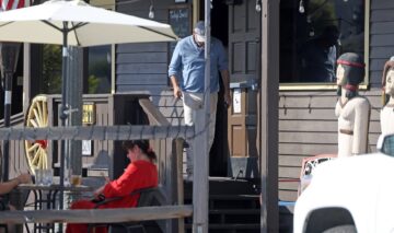 Kevin Costner, fotografiat în timp ce iese dintr-un restaurant