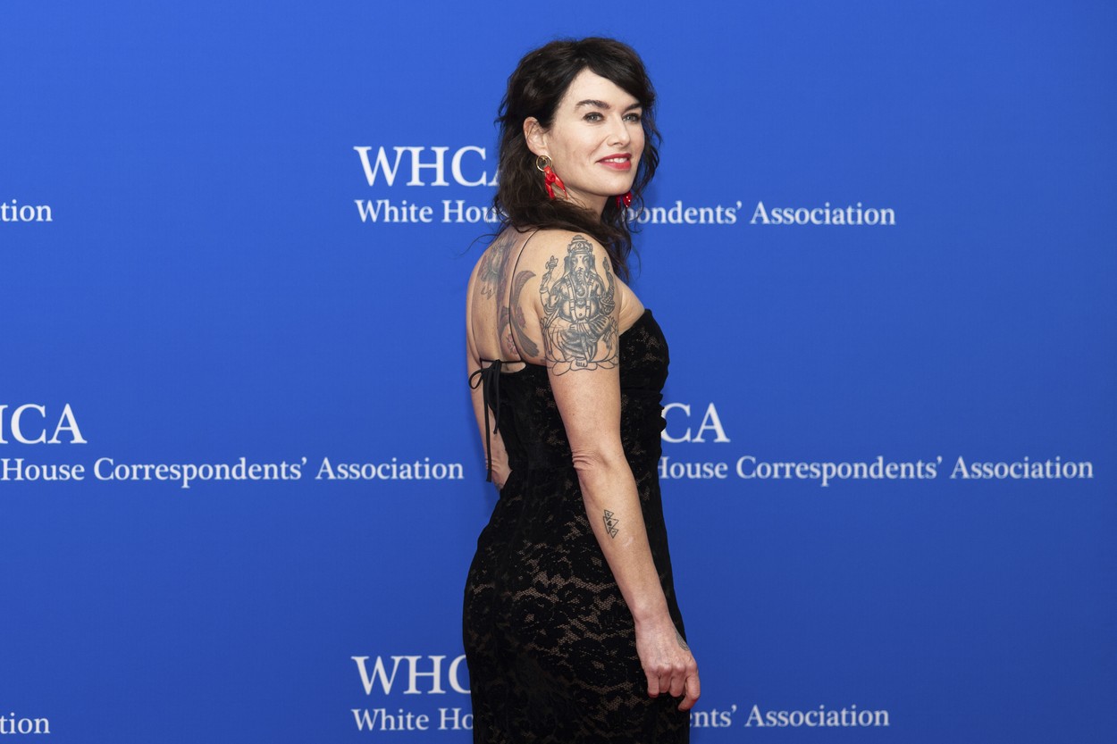 Lena Headey, la un eveniment, într-o rochie sexy care îi lasă tatuajele la vedere