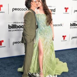 Marc Anthony și Nadia Ferreira în timp ce se țin în brațe și se sărută