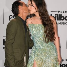 Marc Anthony și Nadia Ferreira în timp ce se sărută pasional pe covorul roșu