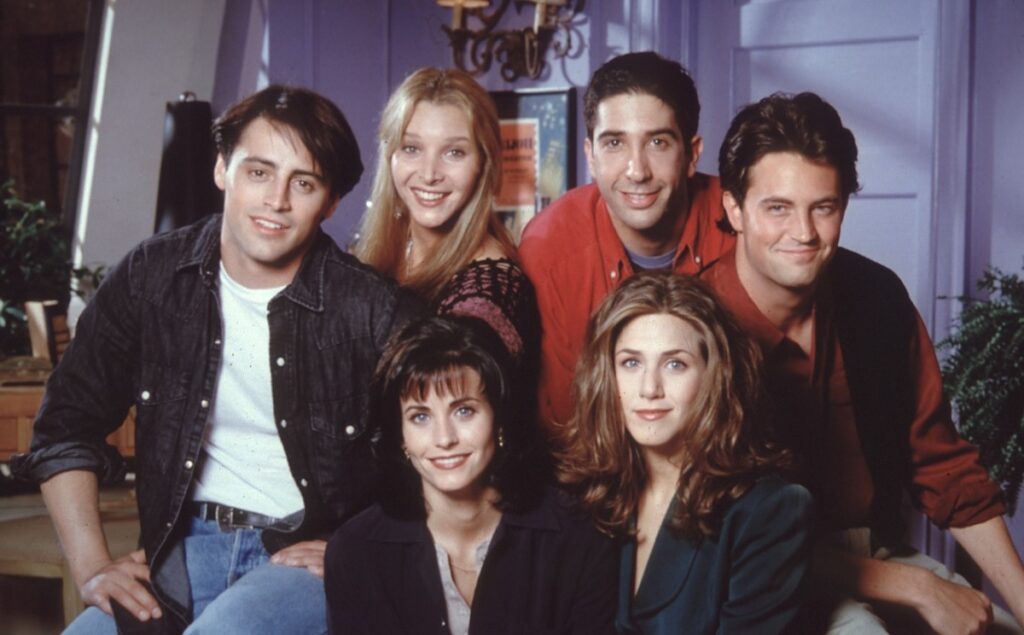 Jennifer Aniston, Lisa Kudrow, Matthew Perry, David Schwimmer, Courteney Cox, Matt LeBlanc, într-o poză din serialul friends