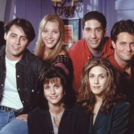 Jennifer Aniston, Lisa Kudrow, Matthew Perry, David Schwimmer, Courteney Cox, Matt LeBlanc, într-o poză din serialul friends