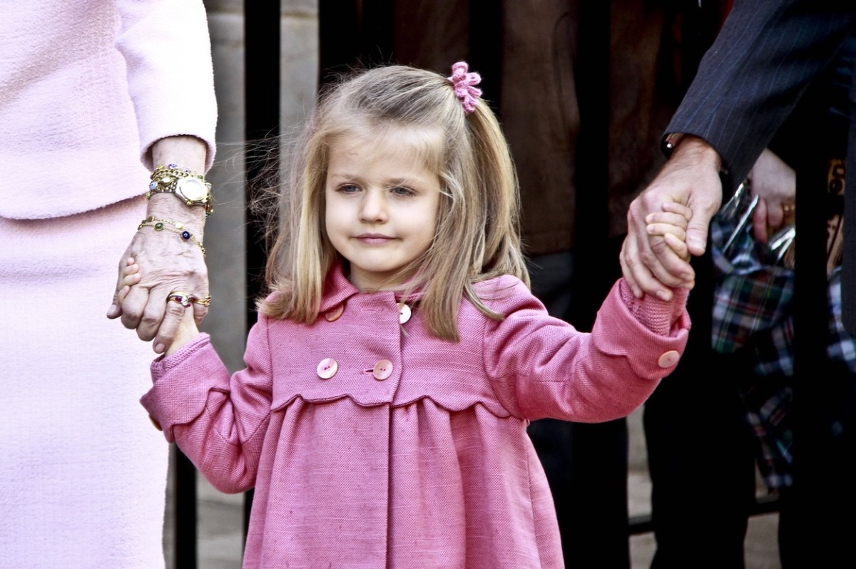 Prințesa Leonor într-o rochiță roz într-o fotografie de când era copil