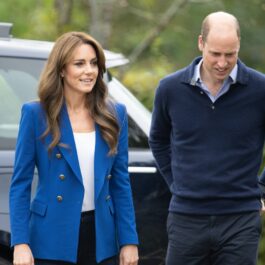 Kate Middleton și Prințul William, îmbrăcați în nuanțe de albastru, la un program TV