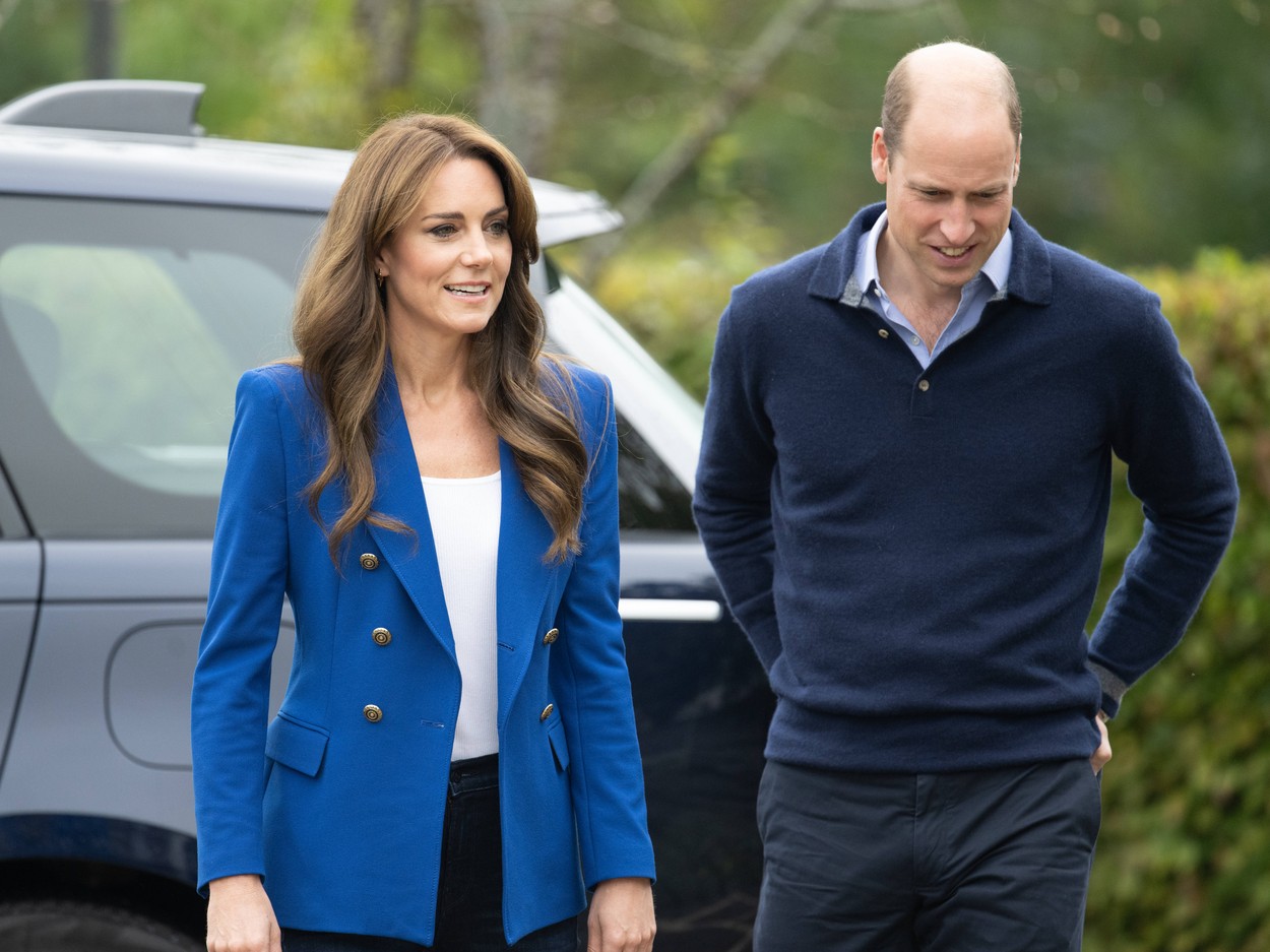 Kate Middleton și Prințul William, îmbrăcați în nuanțe de albastru, la un program TV