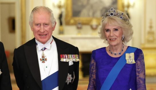 Regina Camilla a fost fotografiată în blugi skinny la un eveniment alături de fiul Tom Parker Bowles. Majestatea Sa este rar văzută în ținute casual