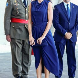 Regina Letizia a Spaniei într-o rochie albastră în timpul unei vizite din Tenerife