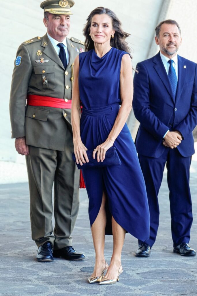Regina Letizia a Spaniei într-o rochie albastră în timpul unei vizite din Tenerife