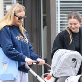 Sophie Turner, alături de fiicele sale, într-o ținută sport, pe stradă