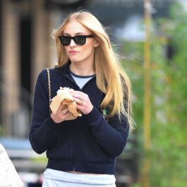 Sophie Turner, pe stradă, cu mâncare în mână, în haine casual