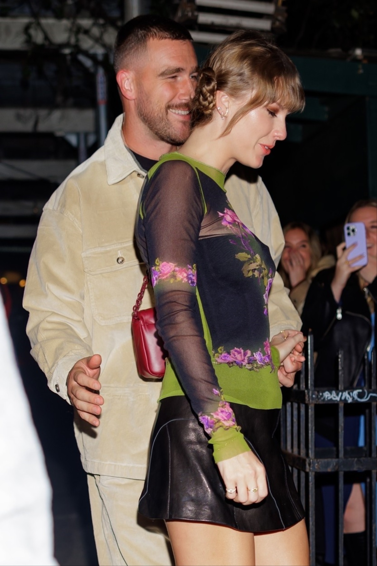 Taylor Swift și Travis Kelce în timp ce se plimbă împreună pe străzile din New York