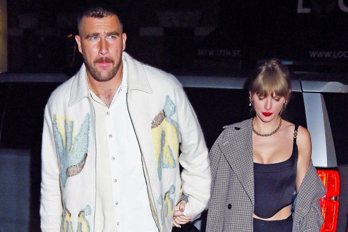 Taylor Swift și Travis Kelce în timp ce merg împreună la un restaurant de lux