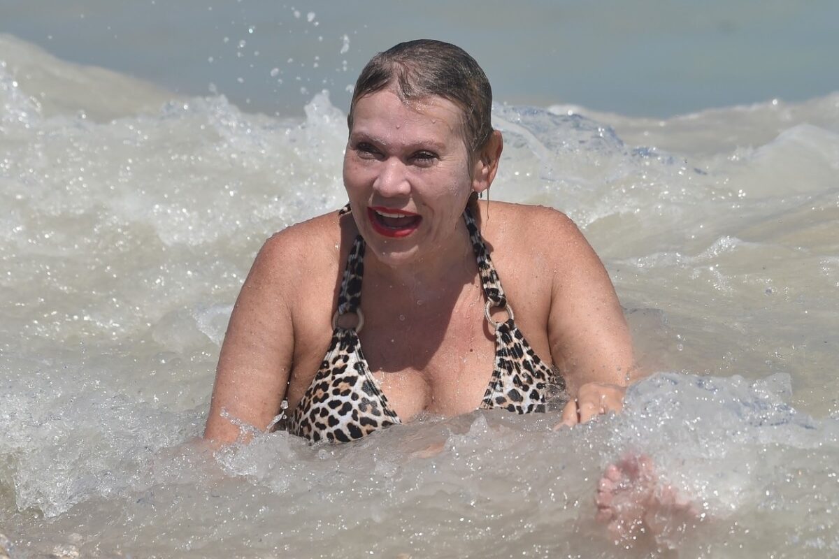 Tina Malone în timp ce este lovită de valurile agitate în timpul vacanței din Spania