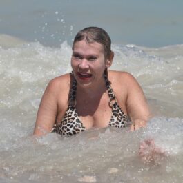 Tina Malone în timp ce este lovită de valurile agitate în timpul vacanței din Spania
