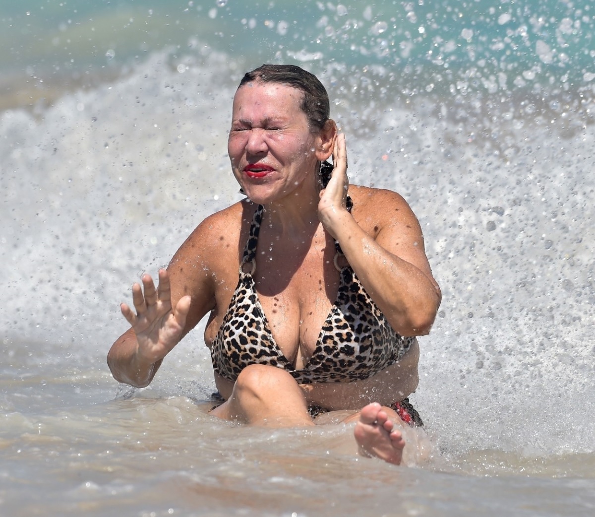 Tina Malone în timp ce se distrează în valurile agitate în timpul vacanței sale din Spania