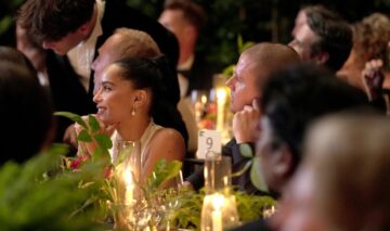 Zoë Kravitz și Channing Tatum în timp ce stau împreună la o masă festivă