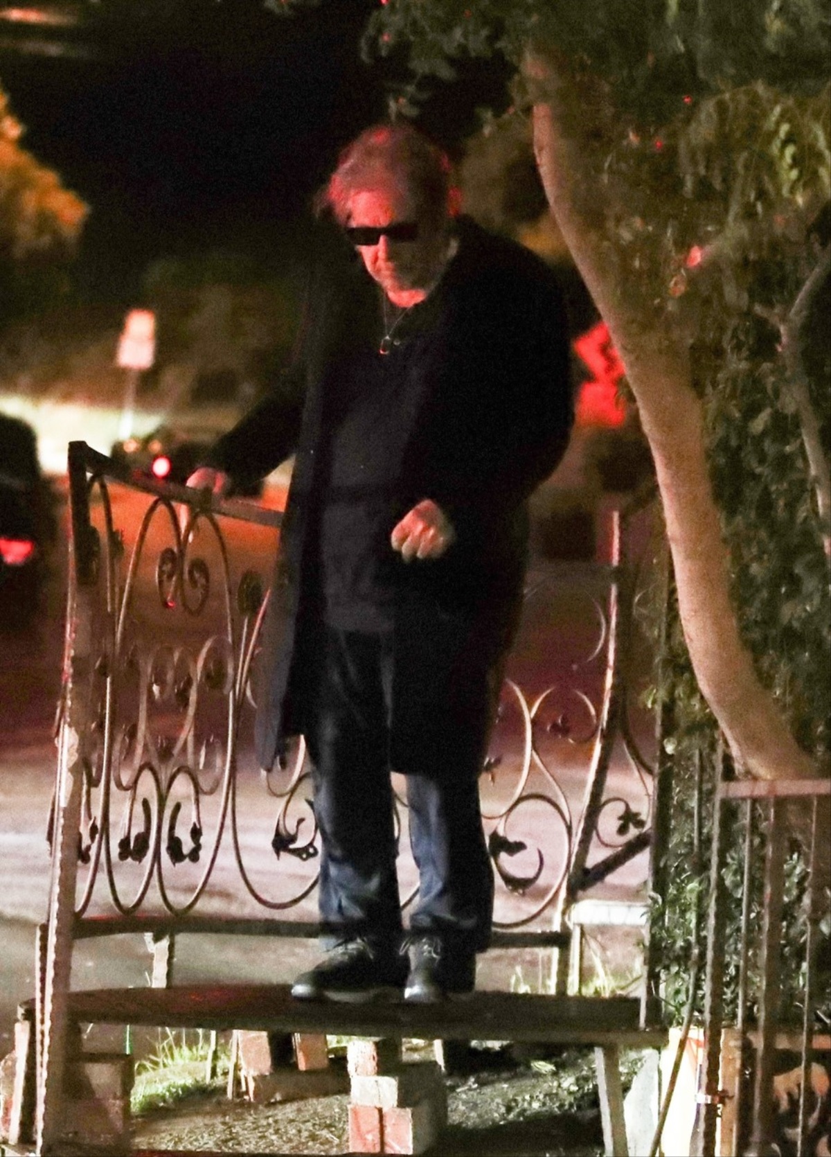 Al Pacino coborând scările unui restaurant cu specific italienesc din Los Angeles