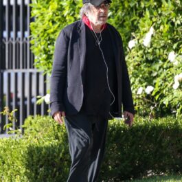 Al Pacino, cu șapcă pe cap, într-o ținută lejeră pe stradă