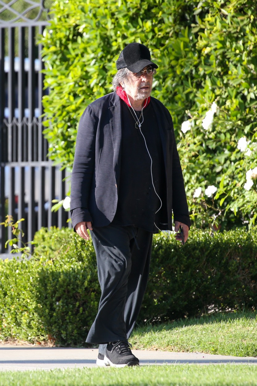 Al Pacino, cu șapcă pe cap, într-o ținută lejeră pe stradă