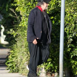 Al Pacino, pe stradă, cu căștile în urechi, la plimbare