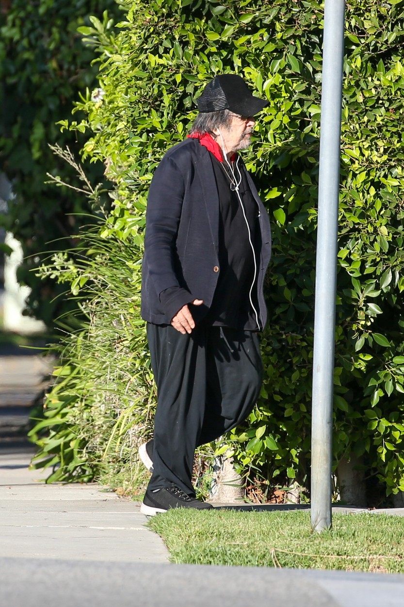 Al Pacino, pe stradă, cu căștile în urechi, la plimbare