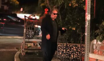 Al Pacino în timp ce coboară scările unui restaurant pe care l-a vizitat cu partenera sa, Noor Alfallah