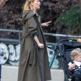 Amber Heard în timp ce se sprijină d eo cârjă într-un parc de copii din Madrid