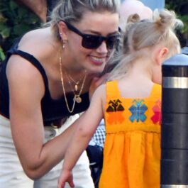 Amber Heard, fotografiată râzând lângă fiica sa
