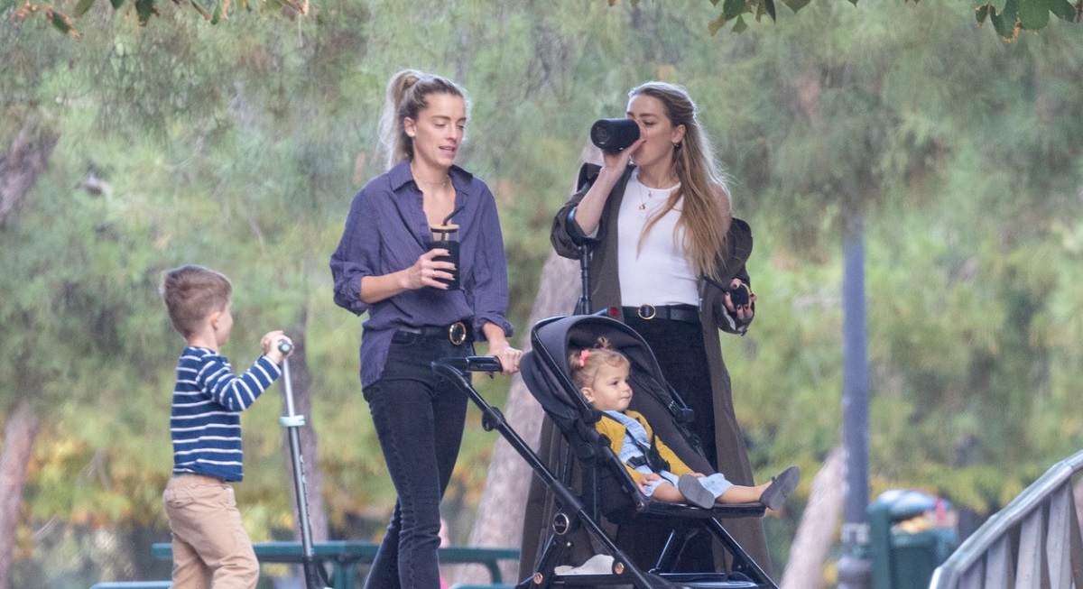 Amber Heard alături de fiica sa, Oonagh, care se află într-u cărucior