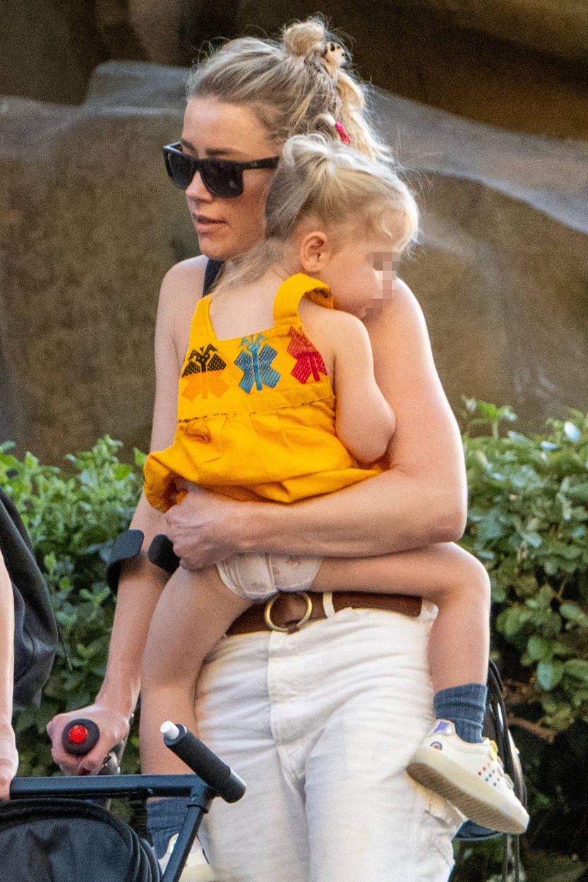 Amber Heard își ține fiica în brațe și merge cu ajutorul unei cârje