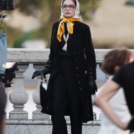 Angelina Jolie, în haine negre, pe stradă în paris, cu o eșarfă pe cap