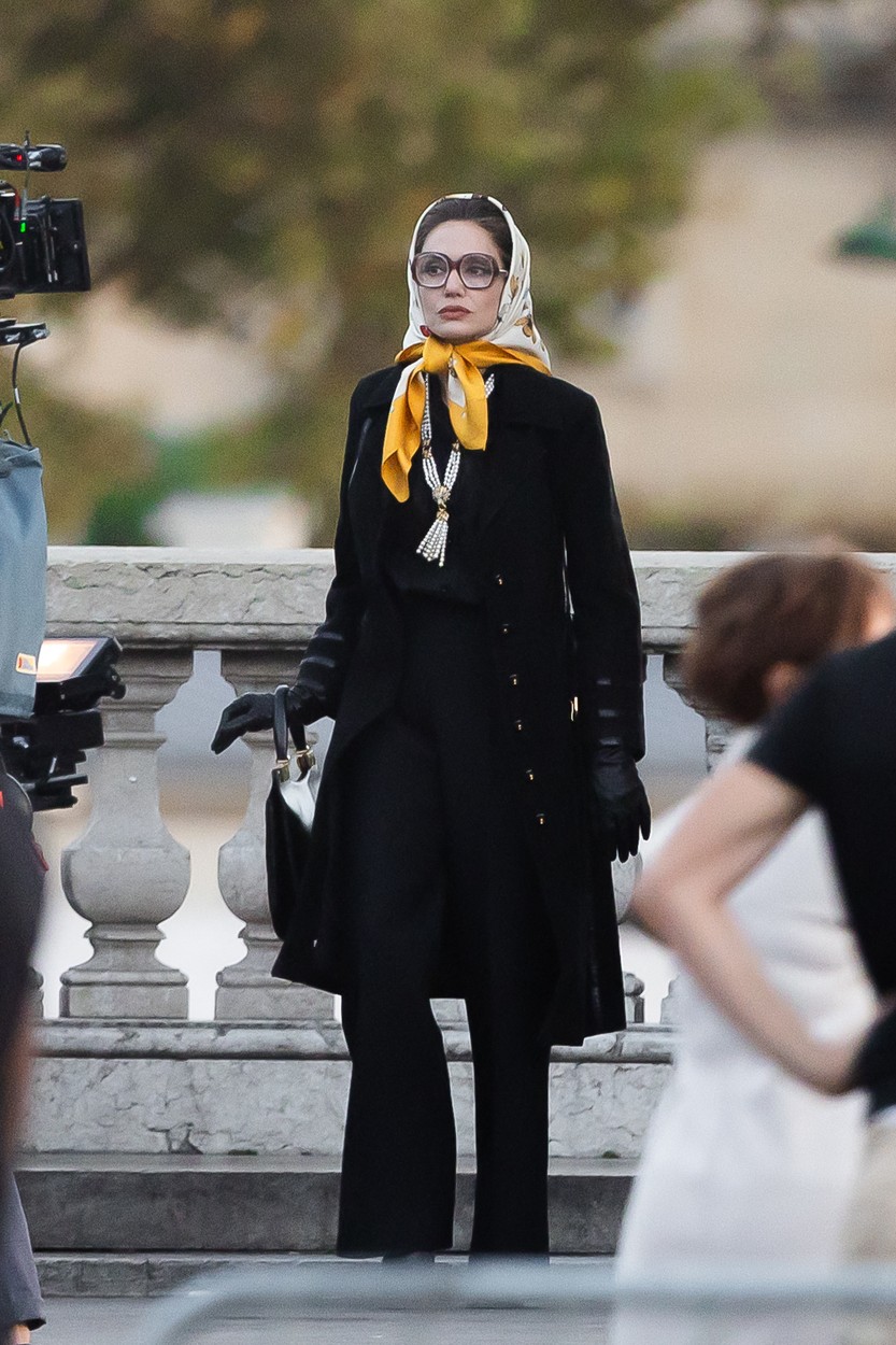 Angelina Jolie, în haine negre, pe stradă în paris, cu o eșarfă pe cap