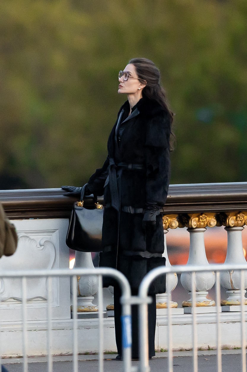 Angelina Jolie, într-o haină neagră, pe străzile din Paris