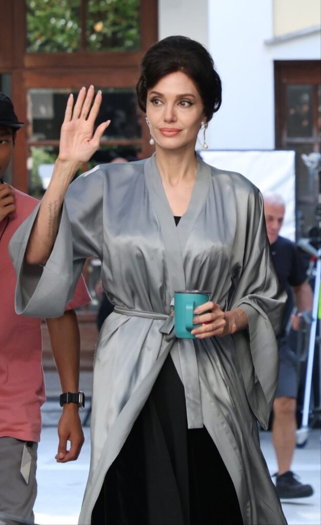 Η Angelina Jolie χαιρετίζει τους θαυμαστές της ντυμένη Μαρία Κάλλας