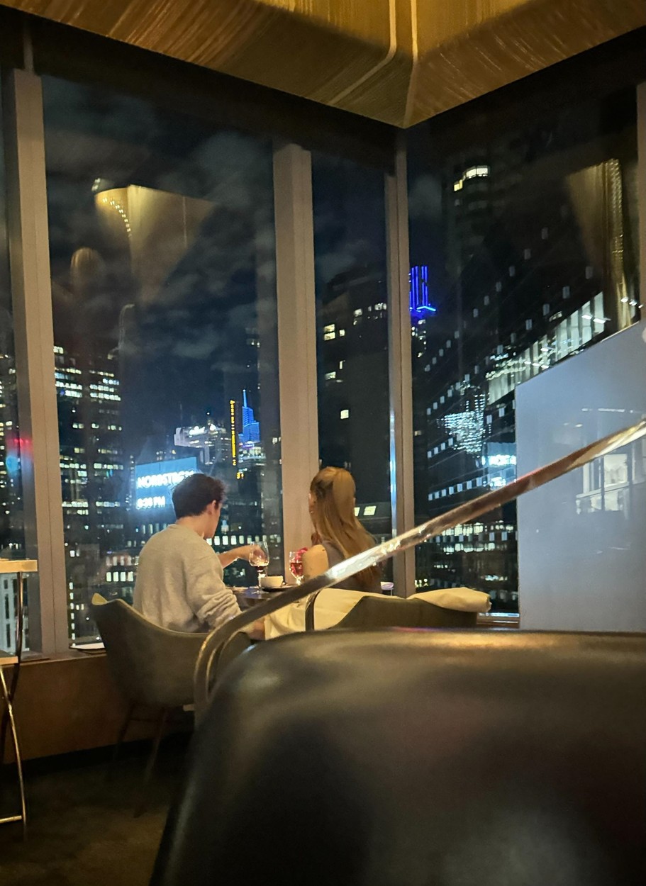 Ariana Grande, lângă Ethan Slater, la un restaurant din New York