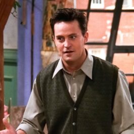 Matthew Perry în rolul lui chandler Bing într-o scenă din Friends