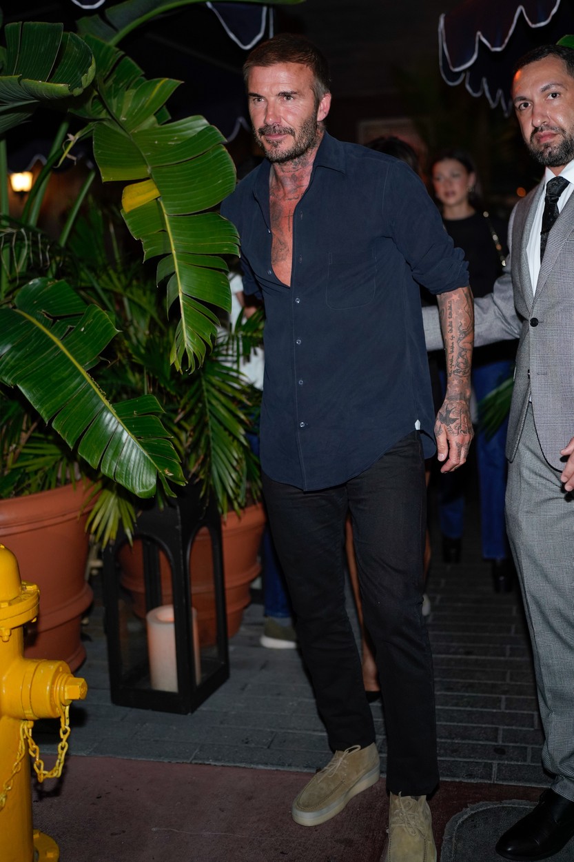 David Beckham, în haine casual, la un restaurant din Miami