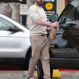 Ben Affleck cu o pungă de fast-food în mână