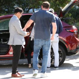 Ben Affleck, de vorbă cu un valet, în parcarea unui restaurant