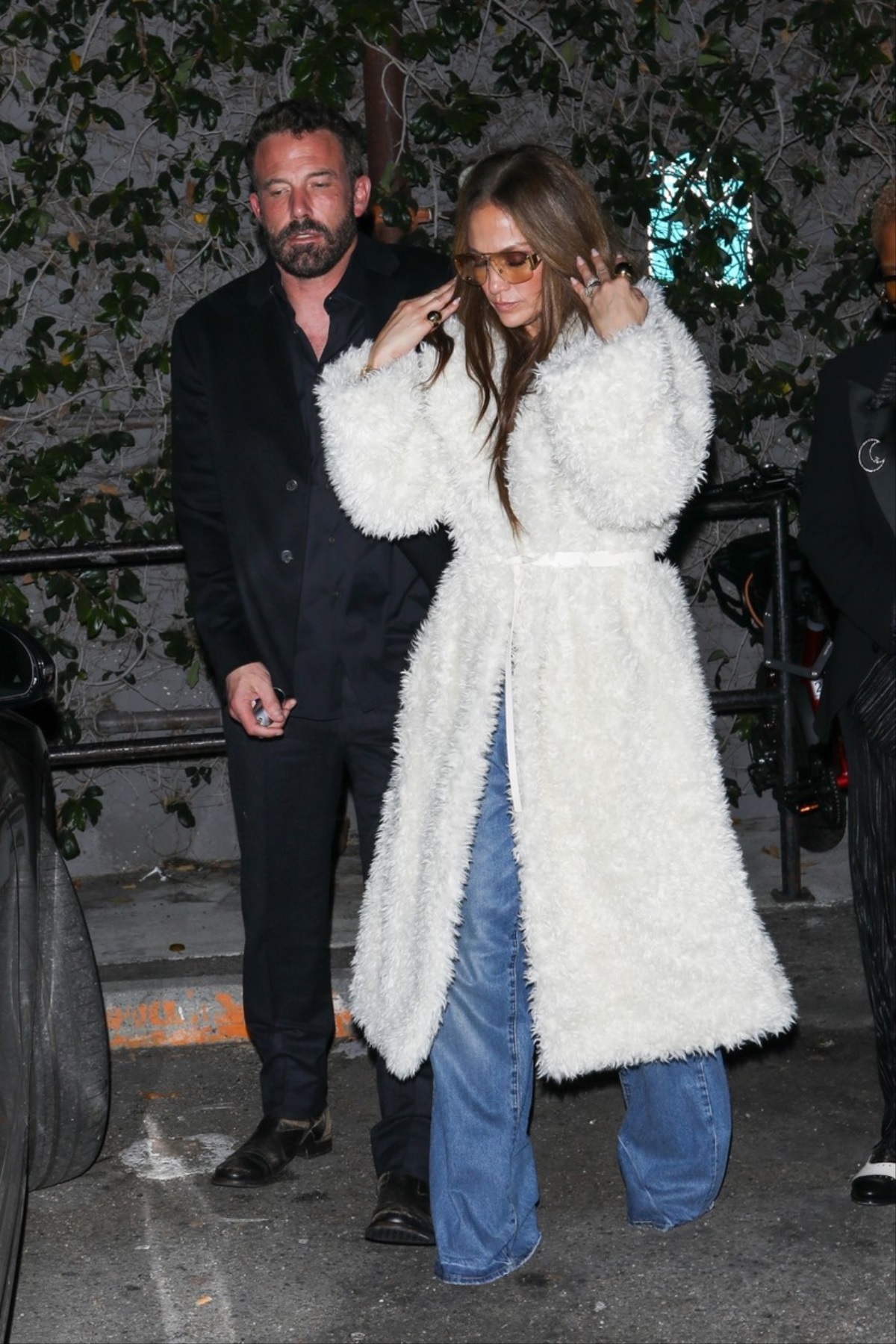 Jennifer Lopez și Ben Affleck în timp ce părăsesc un restaurant de lux din Los Angeles
