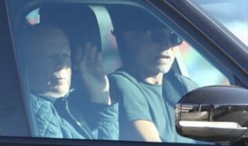 Bruce Willis într-o mașină neagră alături de un prieten în timp ce merg prin Los Angeles