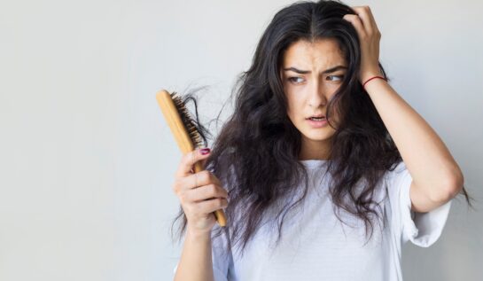 Motivele pentru care ți-ar putea cădea părul. La ce să fii atentă dacă vrei să-ți protejezi podoaba capilară