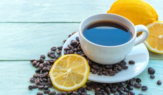 Cafeaua cu lămâie te-ar putea ajuta să slăbești. Ce concluzii au fost trase în urma celor mai recente studii