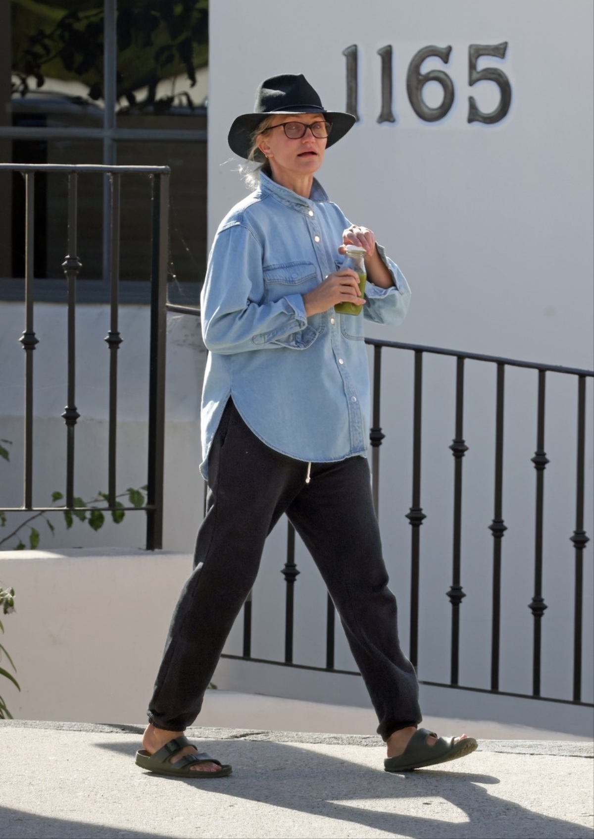 Cameron Diaz în timp ce se plimbă pe străzile din Santa Barbara și poartă o cămașă din denim și o pereche de pantaloni negri, dar și o pălărie pe cap