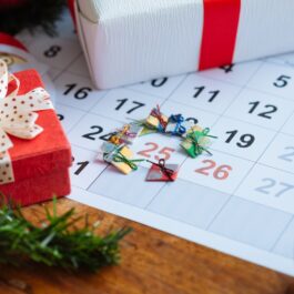 Un calendar pus pe jos, alături de mai multe cutii de cadouri, pentru a ilustra câte zile mai sunt până la Crăciun