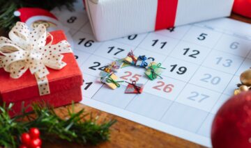 Un calendar pus pe jos, alături de mai multe cutii de cadouri, pentru a ilustra câte zile mai sunt până la Crăciun