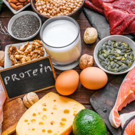 O masă care este bogată cu alimente ce conțin proteine pentru a ilustra care este cel mai bun moment al zilei pentru a consuma proteine