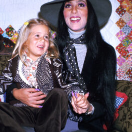 Cher, alături de fiica ei Chastity, în copilărie