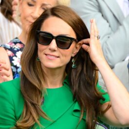Kate Middleton, într-o rochie verde, în tribune, la un meci de tenis, cu ochelari de soare la ochi