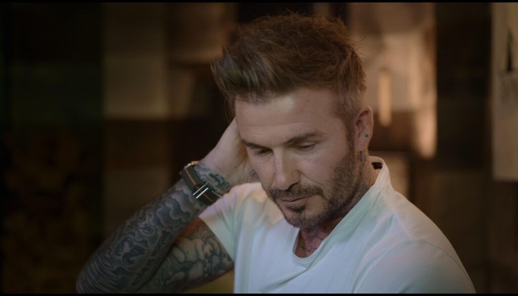 David Beckham se scarpină în cap în timp ce se gândește